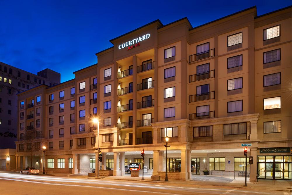 Courtyard Milwaukee Downtown Hotell Exteriör bild