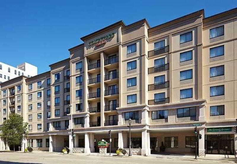 Courtyard Milwaukee Downtown Hotell Exteriör bild